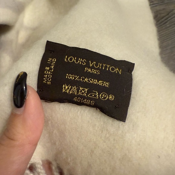 Louis Vuitton Light Gray & Cream LV Logo Reykjavik Cashmere Scarf - Picture 5 of 8